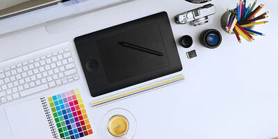 PC und Zeichentablet mit Farbfächer zeigen Vielfalt von Designs